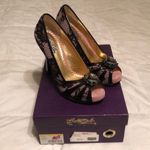 Beautiful pink w/ Blk lace heels 👠